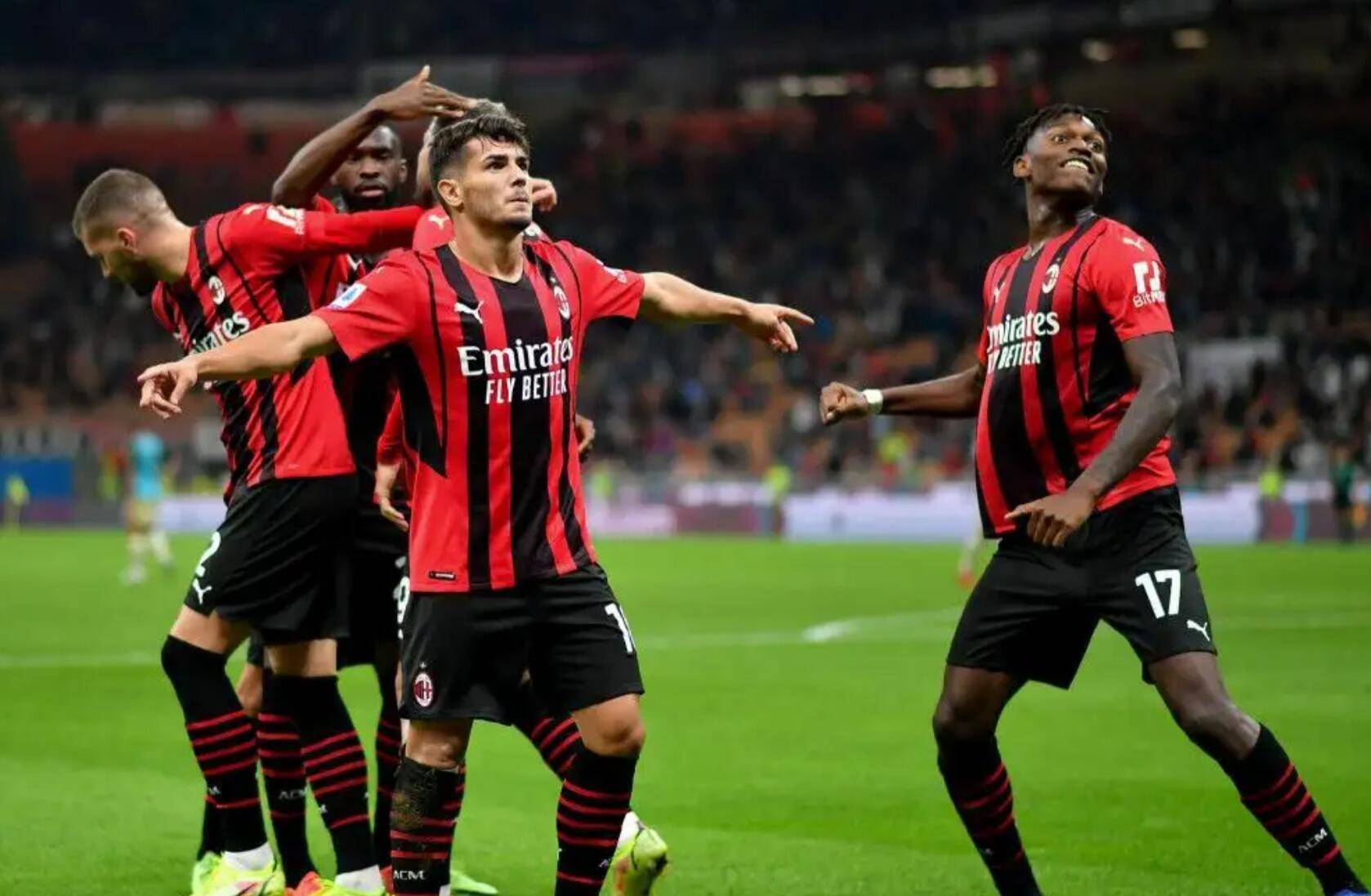 包含AC米兰成功击败桑普多利亚，进军意甲前三的词条