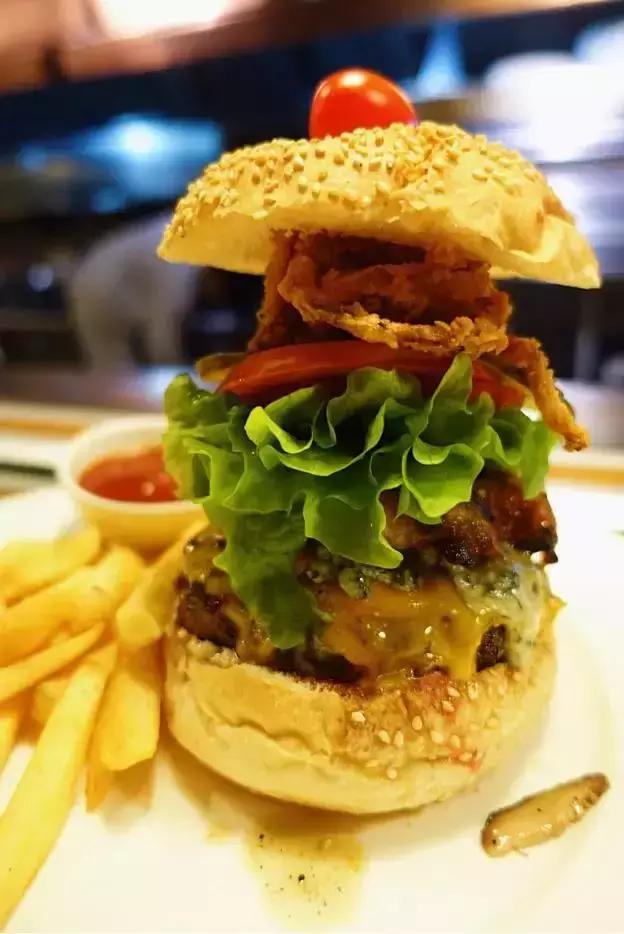 汉堡自信满满，取得一场关键胜利领航联赛的简单介绍